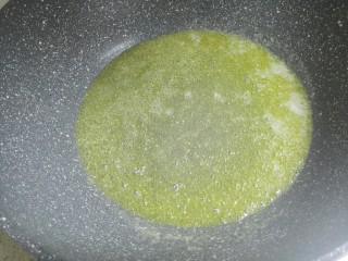 11、家庭版三汁焖锅,开大火，不沾锅内放入黄油