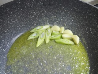 12、家庭版三汁焖锅,黄油融化，下葱蒜略炒