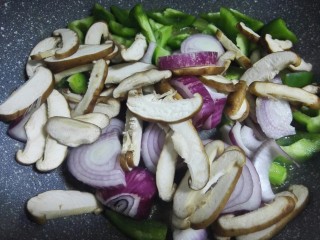 13、家庭版三汁焖锅,先将葱头，香菇，青椒这些含水量较大的菜下锅翻炒