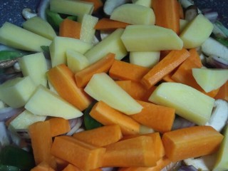 14、家庭版三汁焖锅,再把土豆，胡萝，卜木耳，鹌鹑蛋这类水分含量少的配菜下锅，不要搅动