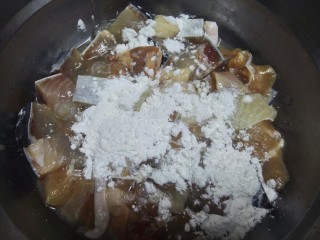 15、家庭版三汁焖锅,腌制过的鸡腿和鱼块内加入一勺淀粉