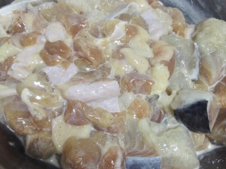 16、家庭版三汁焖锅,用手抓匀，下锅，不要搅动，盖上锅盖，一上汽马上转小火，焖10分钟。