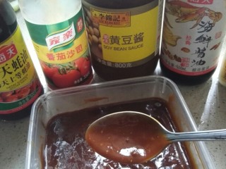 17、家庭版三汁焖锅,焖菜的同时，调制酱汁，两勺蚝油，两勺番茄沙司，两勺黄豆酱，一勺叉烧酱，两勺海鲜酱油，搅拌均匀即可（不知道用多大的勺，可以看图，就是一般家里吃饭的勺子。叉烧酱忘记拍了，我用的是李锦记的）