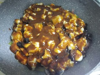 18、家庭版三汁焖锅,把酱汁用勺子均匀浇在食材表面，不要翻动，再盖上锅盖，焖10分钟