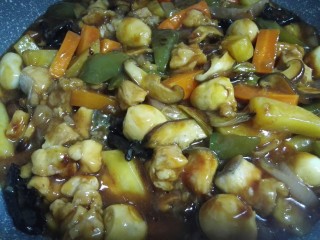 19、家庭版三汁焖锅,到时间后，揭开锅盖，用铲子将食材翻拌均匀，即可出锅