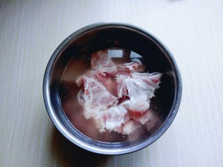 1、#感恩节食谱#排骨莲藕胡萝卜汤,小排冷水冲洗干净，泡30分钟.当中需要换一次水，之后再焯水。