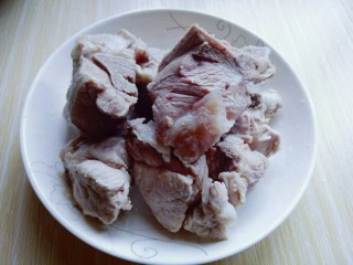 4、#感恩节食谱#排骨莲藕胡萝卜汤,冲洗后的小排特别干净。