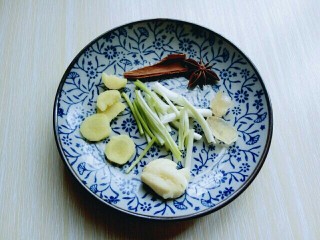 5、#感恩节食谱#排骨莲藕胡萝卜汤,葱姜蒜去皮切碎，准备好香料。