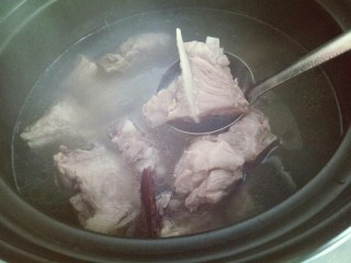 12、#感恩节食谱#排骨莲藕胡萝卜汤,这时小排已经差不多了。