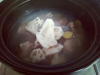 13、#感恩节食谱#排骨莲藕胡萝卜汤,加入切好的莲藕。