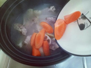 14、#感恩节食谱#排骨莲藕胡萝卜汤,再加入切好的胡萝卜。