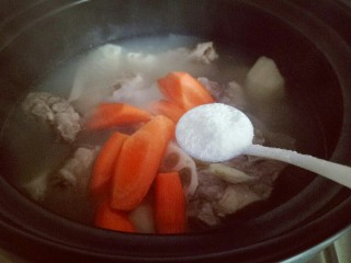 15、#感恩节食谱#排骨莲藕胡萝卜汤,加入盐，大火烧开，继续小火炖15分钟。