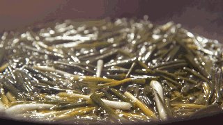 5、一个人也要好好吃饭------葱油勾魂面,小火慢炸，这个时间会比较长，请耐心等待，切不可开大火，不然葱段容易变得焦糊，影响口感