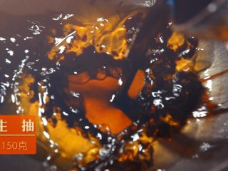 8、一个人也要好好吃饭------葱油勾魂面,在锅内炸好的葱油中，加入生抽