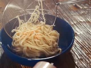 14、一个人也要好好吃饭------葱油勾魂面,煮好的面可以过水称出，过水可以使面条不那么粘黏，口感更爽滑