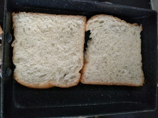 2、鸡蛋三明治,平底锅抹上黄油，稍微煎一下