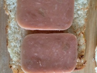 4、鸡蛋三明治,放两片就好了！