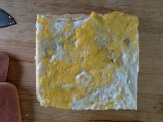 6、鸡蛋三明治,切成面包片大小