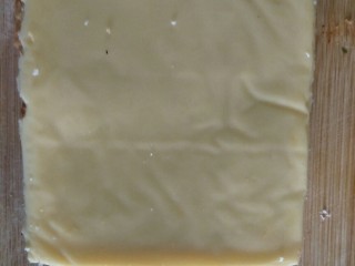 7、鸡蛋三明治,再放一层芝士片