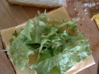 8、鸡蛋三明治,切好的生菜，挤少许番茄酱