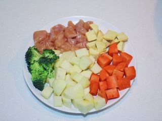 1、土豆红薯鸡胸咖喱,鸡胸肉从中间横着劈成两片，切成鸡丁。土豆、红薯、胡萝卜洗净去皮之后切成小块，西兰花洗净之后处理成一小朵一小朵。