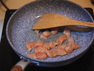 2、土豆红薯鸡胸咖喱,锅烧热，加少量油，将鸡丁翻炒断生。