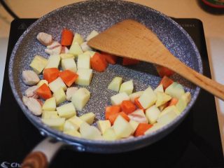 3、土豆红薯鸡胸咖喱,倒入土豆、红薯、胡萝卜，稍加翻炒。