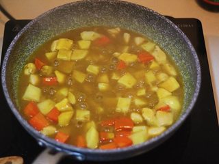 5、土豆红薯鸡胸咖喱,炖煮过程中需要注意水量，必要时加水以免糊锅。