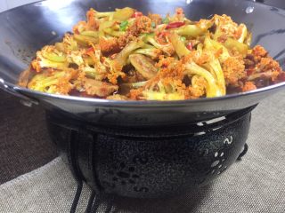 1、干锅菜花,我们先来看一下成品图吧，为了这道菜我专门买的酒精锅，给你们看一下！