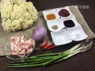 2、干锅菜花,来看一下全部食材，合张影！