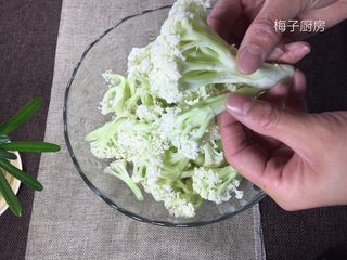 3、干锅菜花,把菜花用手掰开，尽量大小一致！