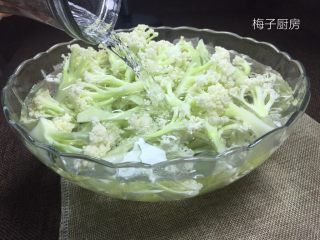 4、干锅菜花,用淡盐水浸泡20分钟再清洗，这样子清洗的最干净！