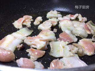 7、干锅菜花,五花肉放入料酒去腥，炒变色。