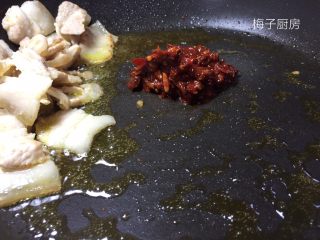 8、干锅菜花,到入豆瓣酱，炒出红油。