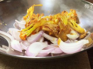 10、干锅菜花,我把洋葱切成丝垫到了锅底，你们如果没有锅就和菜花一起炒熟。