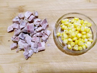 7、爆炒藕粒青椒肉, 准备一小把玉米米粒，熟肉切成小块儿。