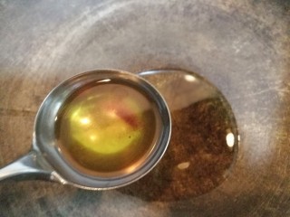 8、爆炒藕粒青椒肉,锅内倒入2勺油烧热，