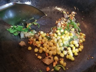 12、爆炒藕粒青椒肉,接着放入玉米粒儿，轻炒几下。