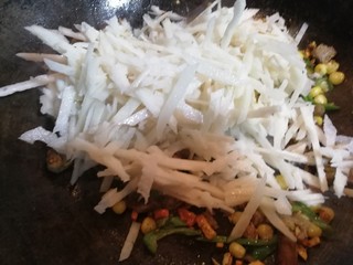 13、爆炒藕粒青椒肉,放入藕条。