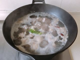 9、冬日温补-萝卜炖排骨,大火煮开后再煮3分钟，捞出，流水下冲干净