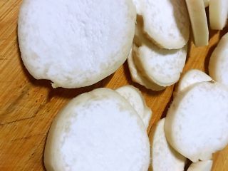 2、蚝油杏鲍菇,春节家宴必备,切成圆片,尽量保持厚度一致,不要太薄了,不用担心厚了炒不熟,因为杏鲍菇是很容易熟的,而且也没有多厚。