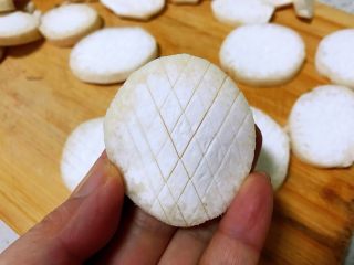 3、蚝油杏鲍菇,春节家宴必备,在圆片上面用刀轻轻切一下,切成菱形状,正面切了切反面,一定注意不能切断了,我在切的过程中断了两片。就是喜欢这个形状,心心念念的也是这个形状,是不是觉得很美呢。