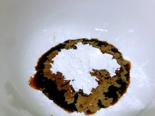 5、蚝油杏鲍菇,春节家宴必备,拿一个碗调料汁,耗油、生抽、盐、淀粉全部放进去。