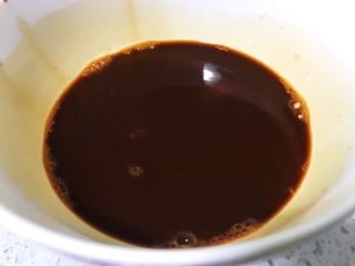 6、蚝油杏鲍菇,春节家宴必备,加入水搅一下,重点是盐的量要把握好,别的调味料中也有盐,所以得比平时少,以免太咸。