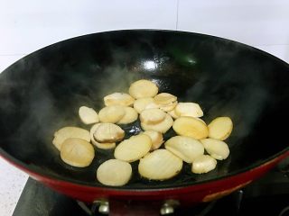 9、蚝油杏鲍菇,春节家宴必备,这个过程很奇妙的,杏鲍菇由硬白变得软透。