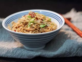 1、夏至面,一碗超简单夏至凉拌面就做好啦～