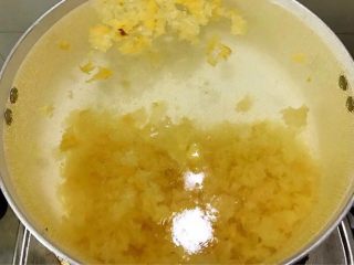5、女人不可或缺的养颜羹,锅中加入足量的水，开大火沸腾后转小火熬30分钟左右