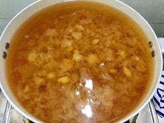 7、女人不可或缺的养颜羹,看到出胶后加入红糖粉