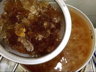 8、女人不可或缺的养颜羹,加入桃胶