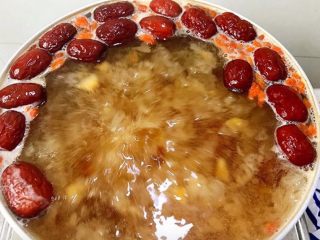 11、女人不可或缺的养颜羹,加入红枣和枸杞煮10分钟就可以出锅了